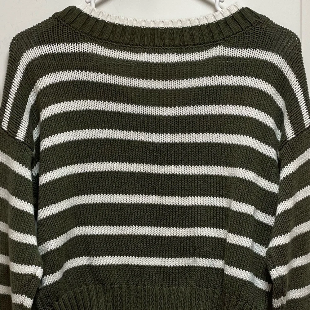 American Eagle Sz XS Army Green Cream Striped V-Neck Cropped Long Sleeve Sweater